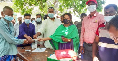 আদমদীঘিতে প্রধানমন্ত্রীর উপহার ভিজিএফ’র টাকা বিতরণ